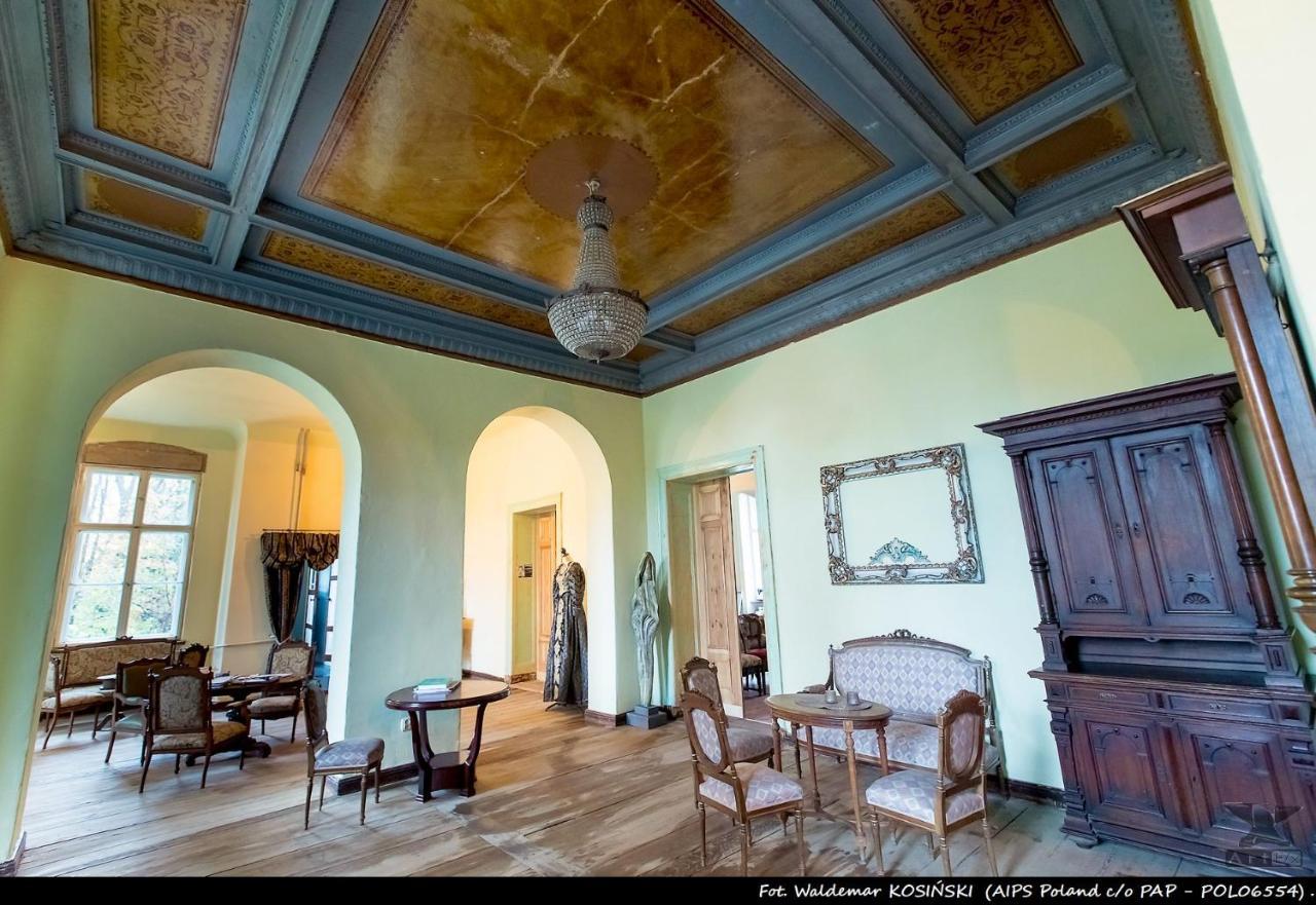 Palac Paprotno Karnice Exteriér fotografie