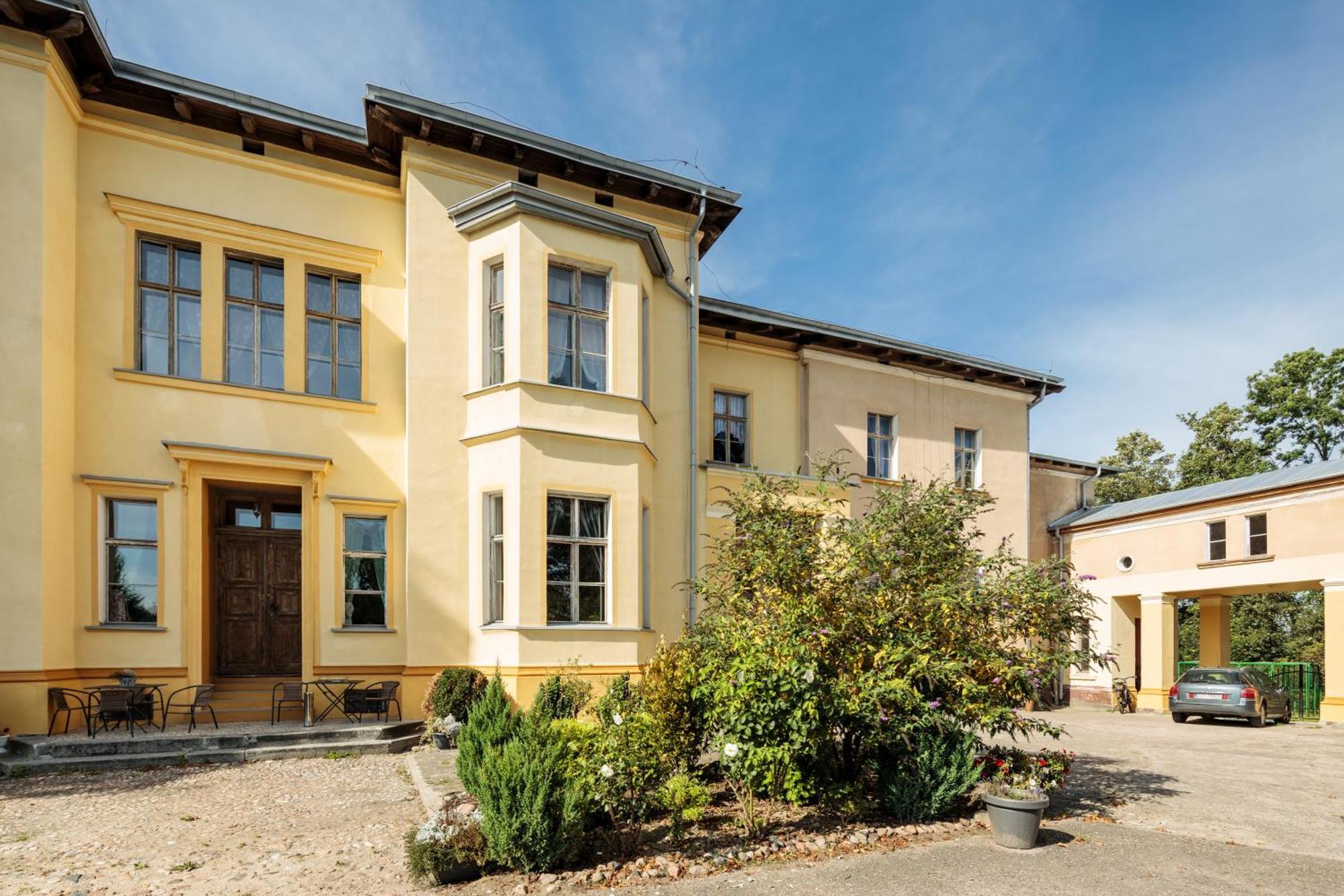 Palac Paprotno Karnice Exteriér fotografie